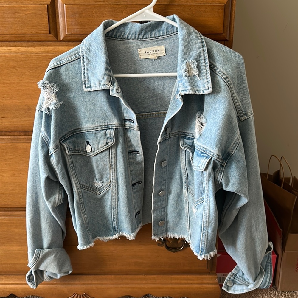 Pacsun Women’s Distressed Cropped Lightwash Jean Jacket (M/L)